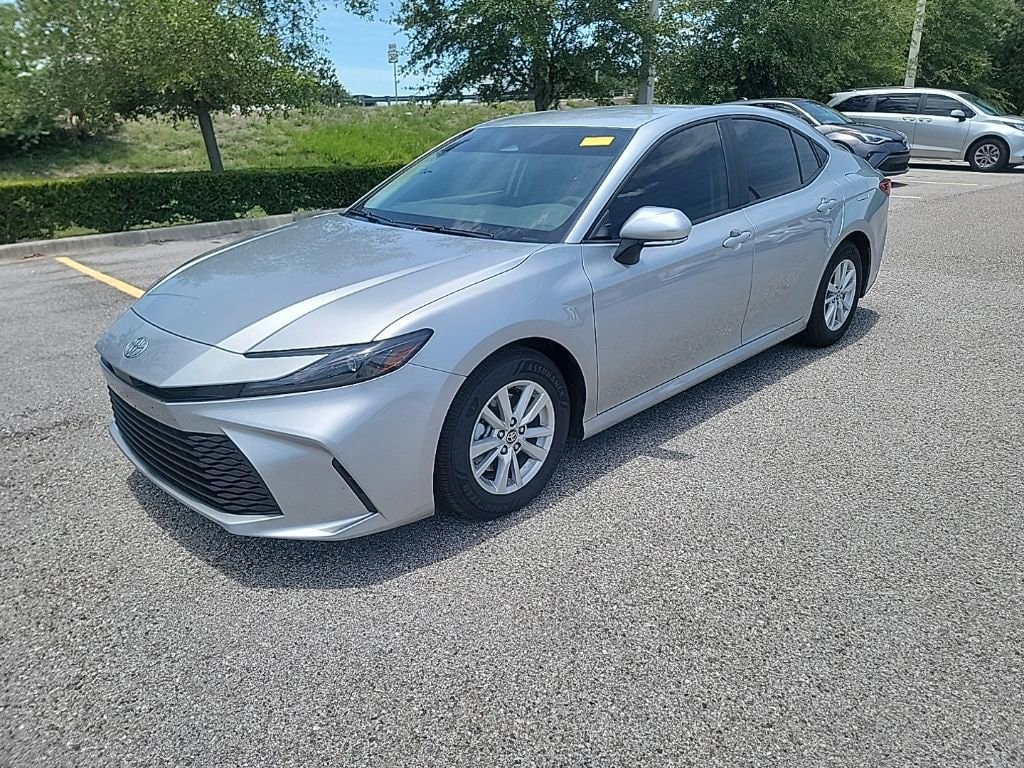 2026 Toyota Camry LE Hybrid's photo