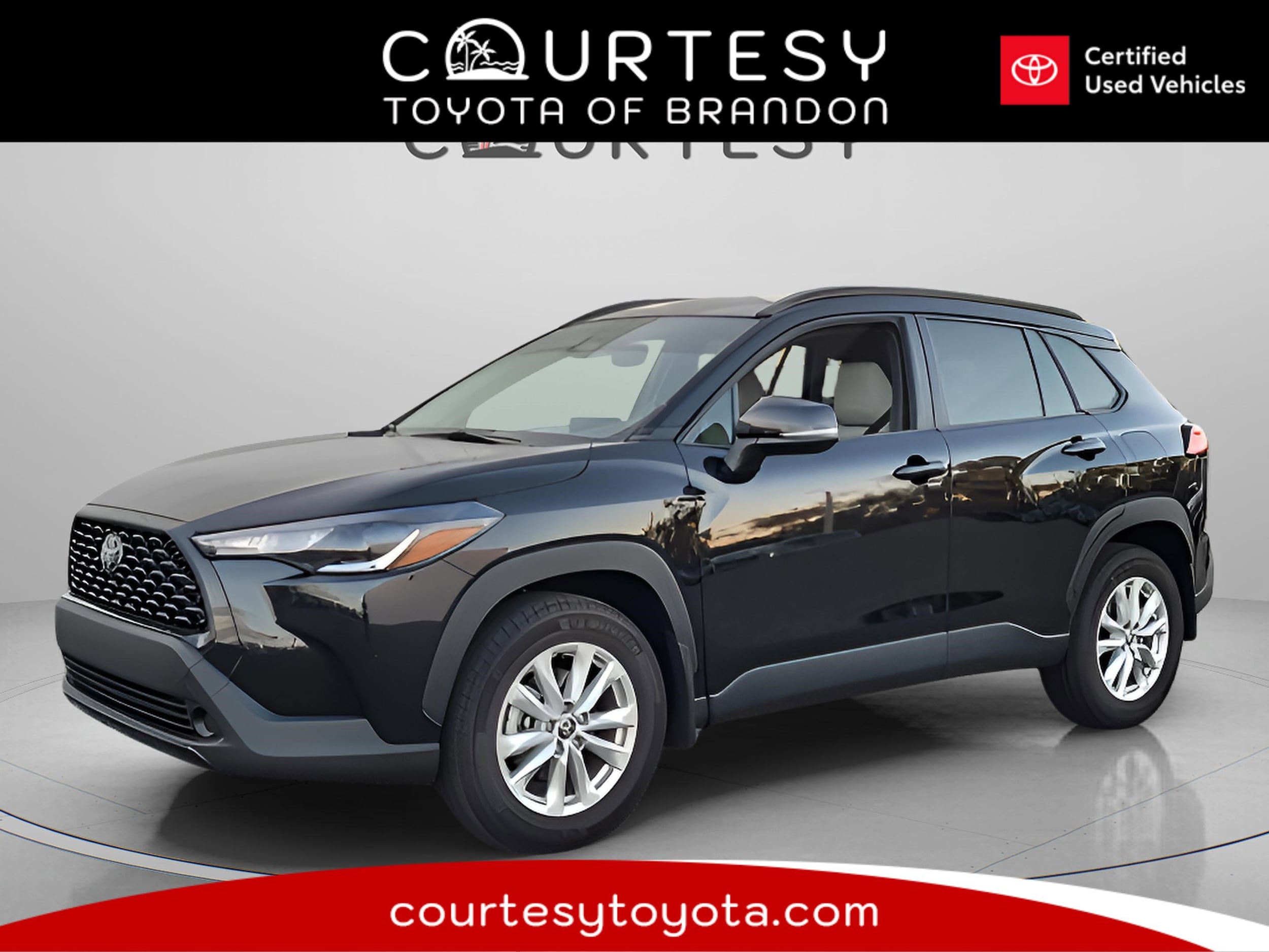 2025 Toyota Corolla Cross LE's photo