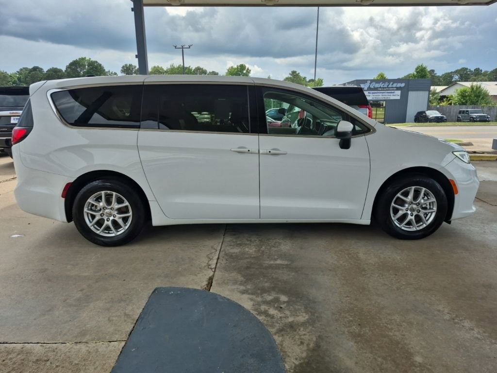 Used 2023 Chrysler Pacifica Touring L