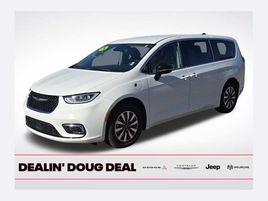 2024 Chrysler Pacifica PHEV Select's photo