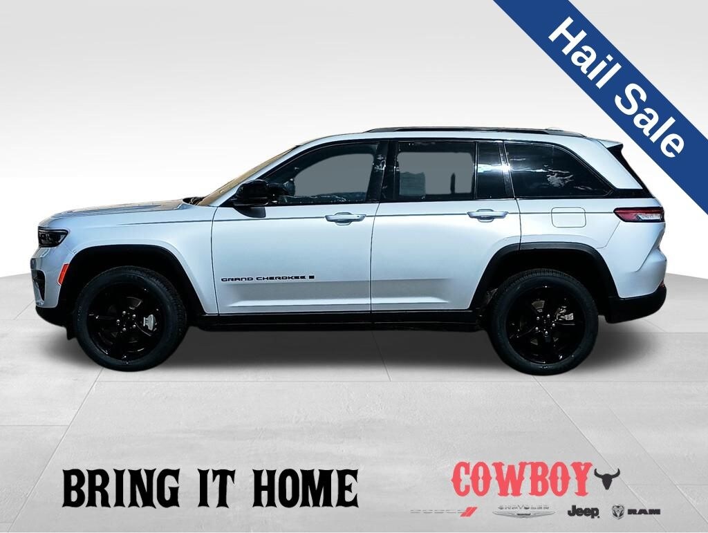 Used 2023 Jeep Grand Cherokee Laredo SUV