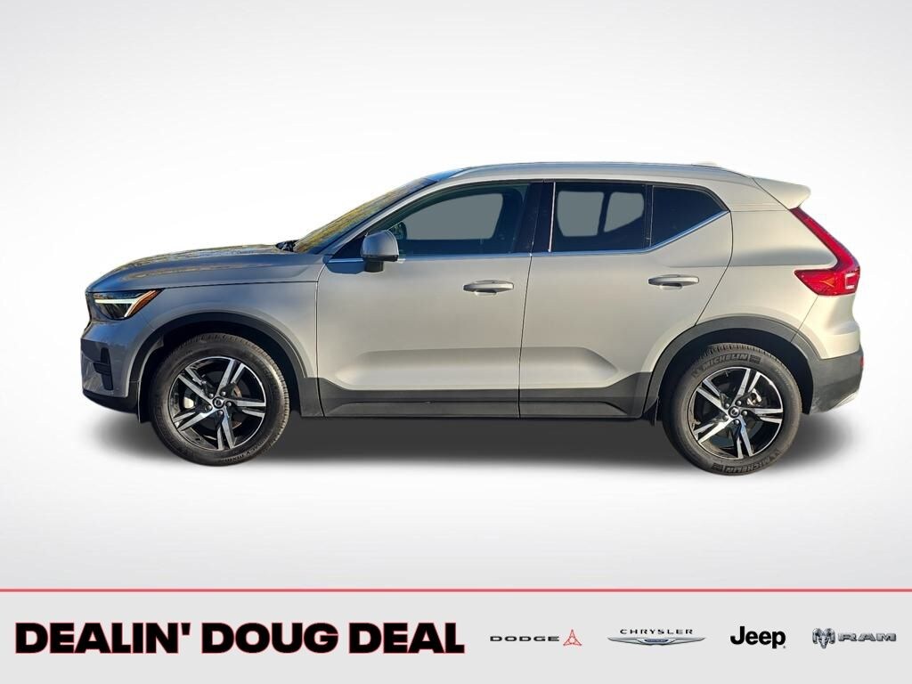 Used 2025 Volvo XC40 B5 Core SUV