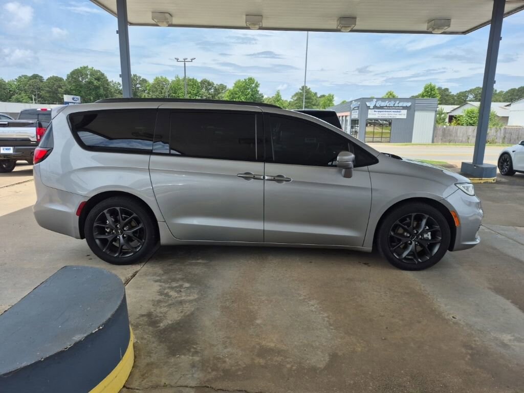 Used 2021 Chrysler Pacifica Touring L Minivan