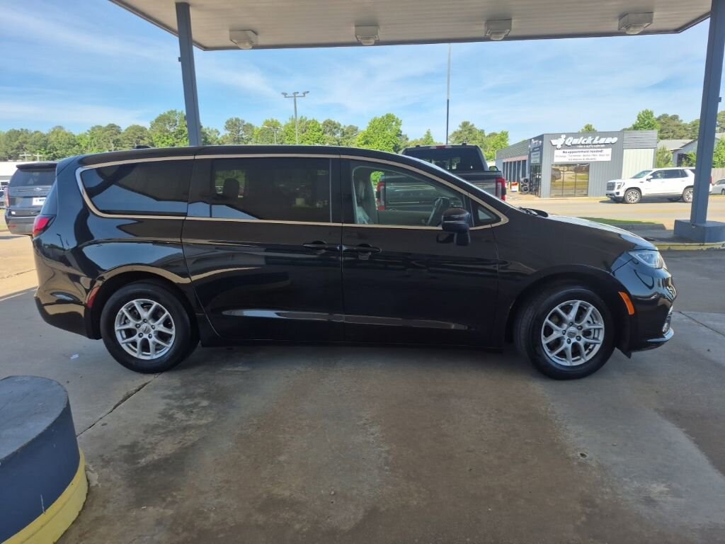 Used 2023 Chrysler Pacifica Touring L