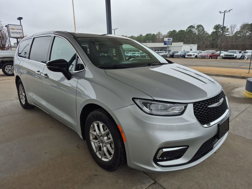 Used 2024 Chrysler Pacifica Touring L