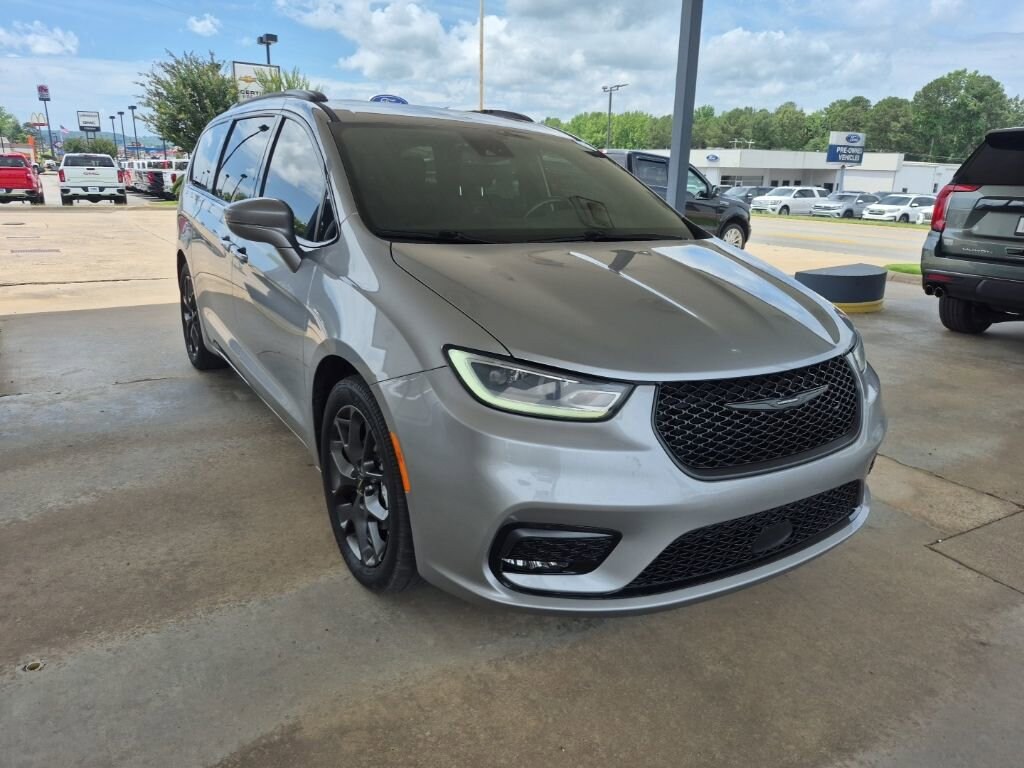 Used 2021 Chrysler Pacifica Touring L Minivan