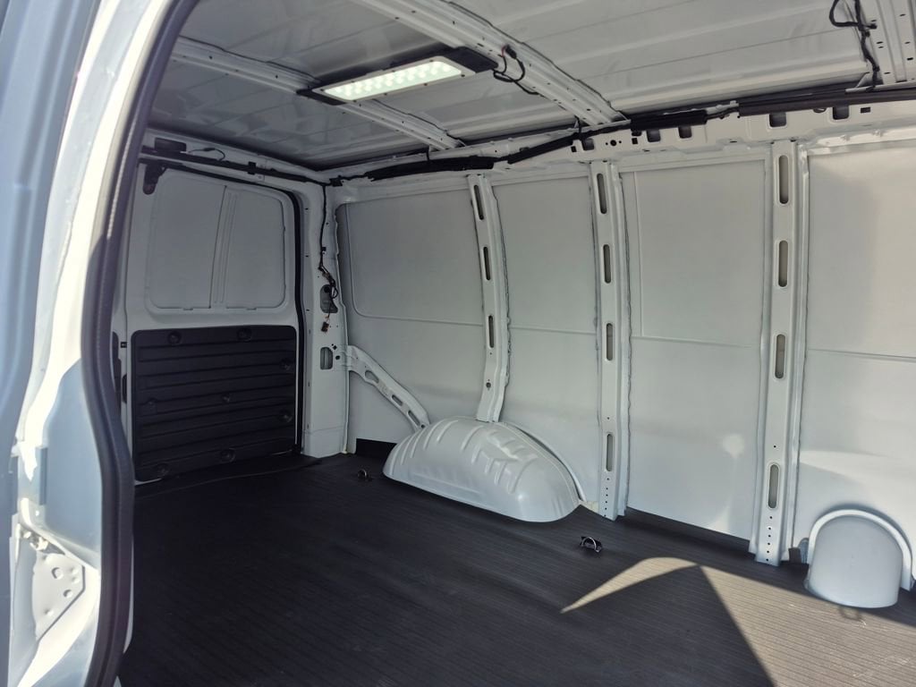 2025 GMC Savana Cargo Work Van - Photo 15