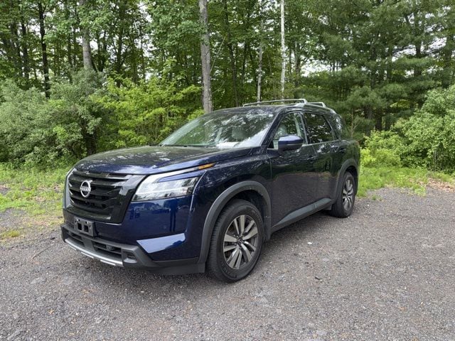 2023 Nissan Pathfinder SL 4WD's photo