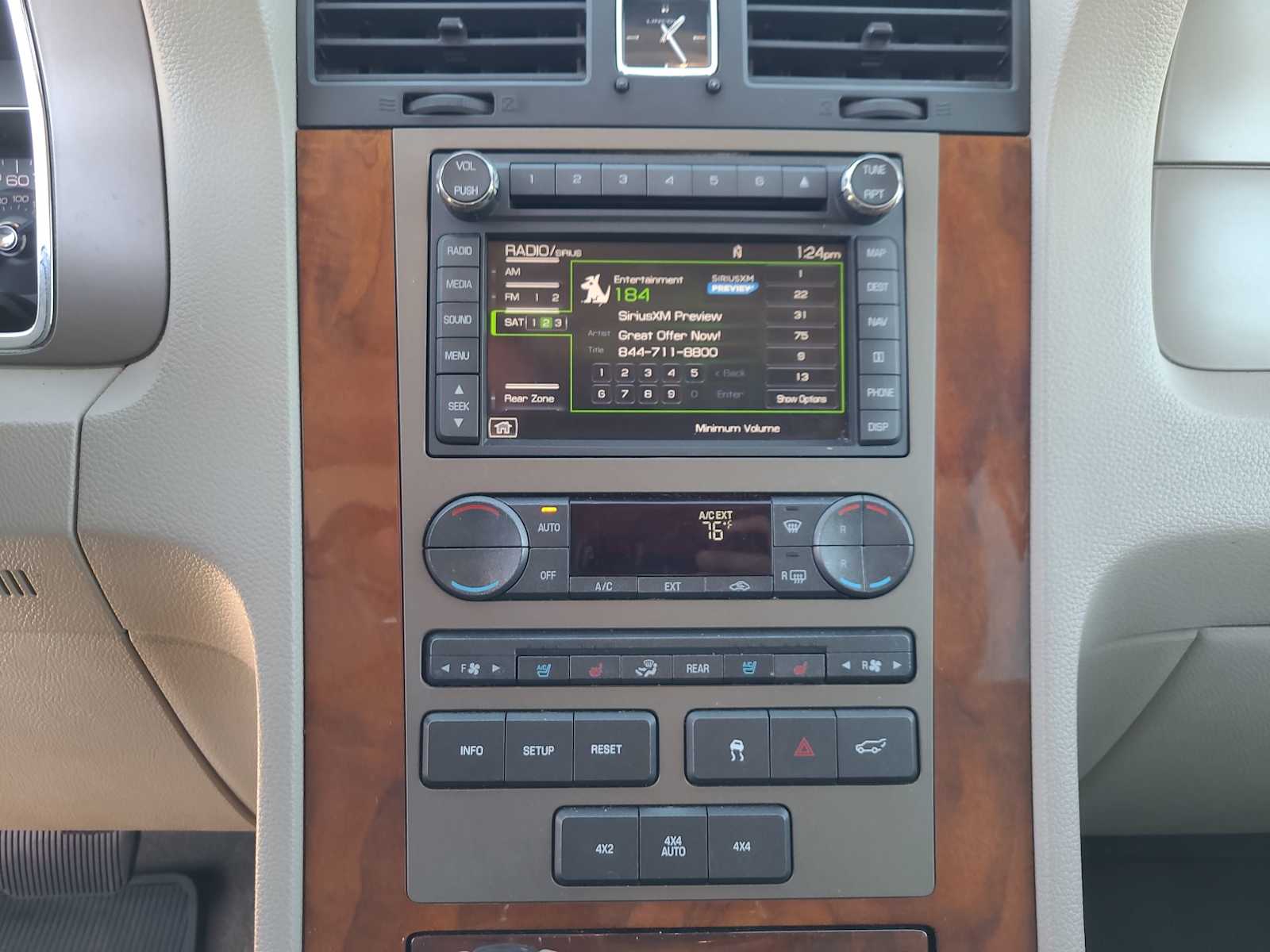 Thumbnail: 2011 Lincoln Navigator L - 24