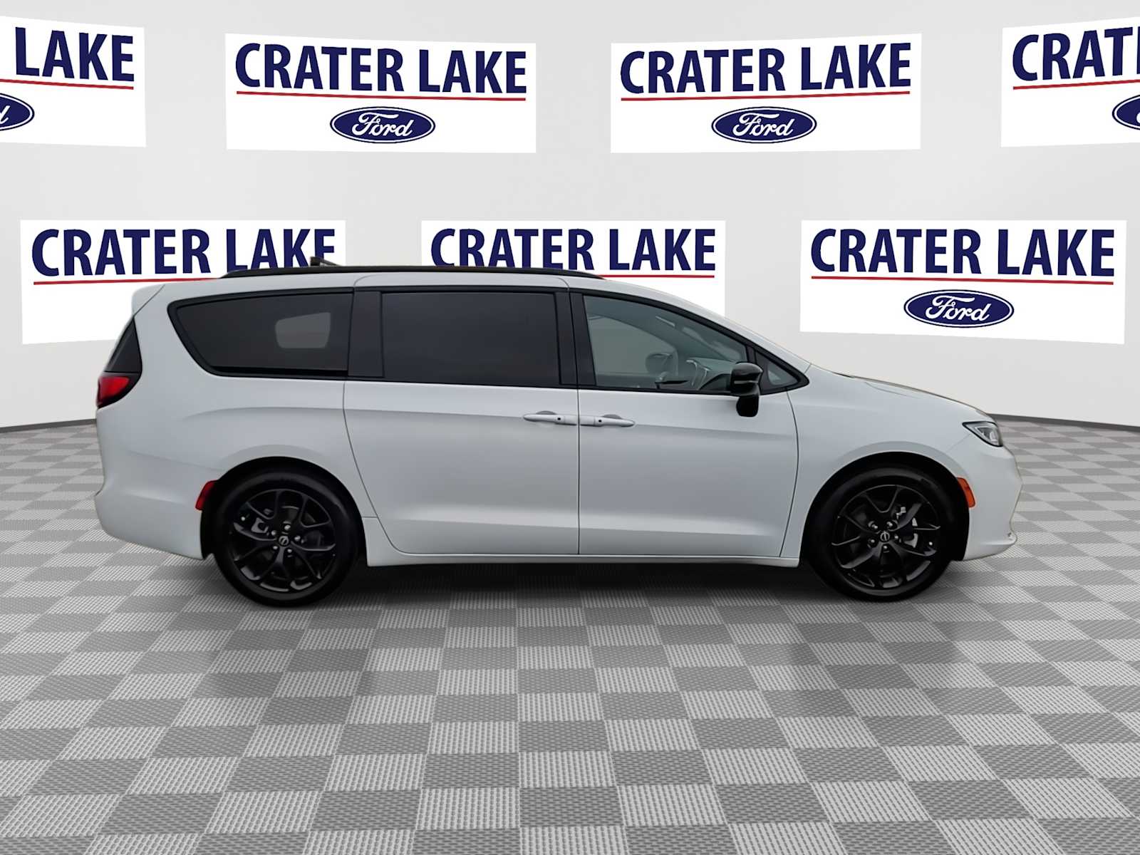 Thumbnail: 2025 Chrysler Pacifica - 9