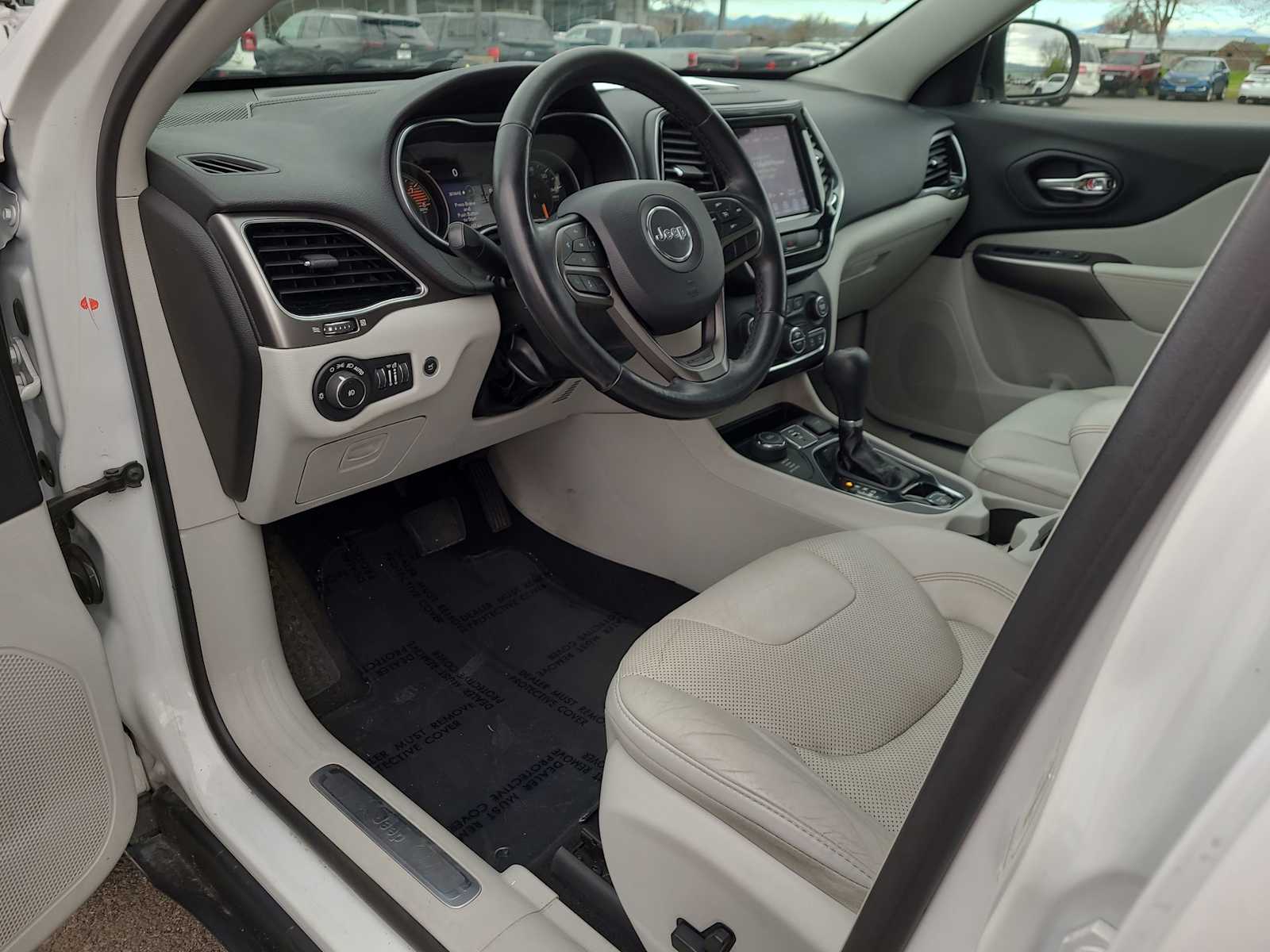 Thumbnail: 2019 Jeep Cherokee - 10