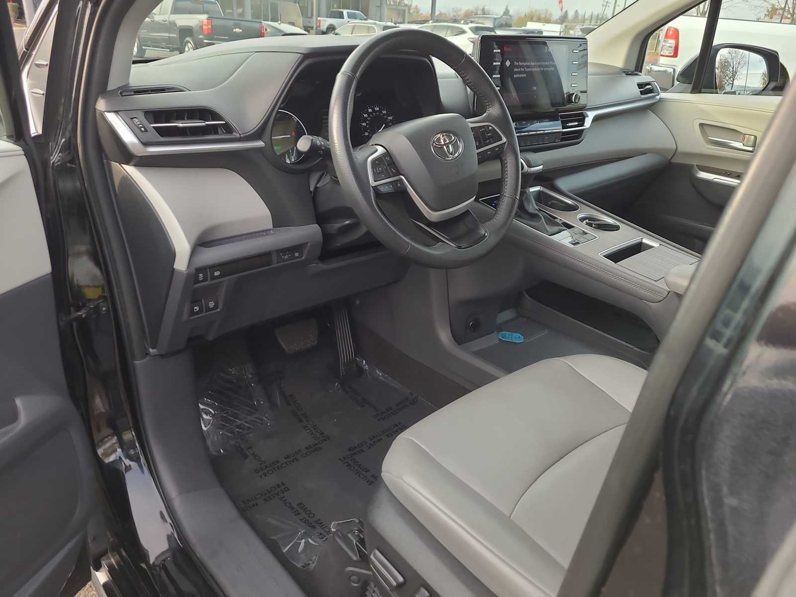 Thumbnail: 2024 Toyota Sienna - 10