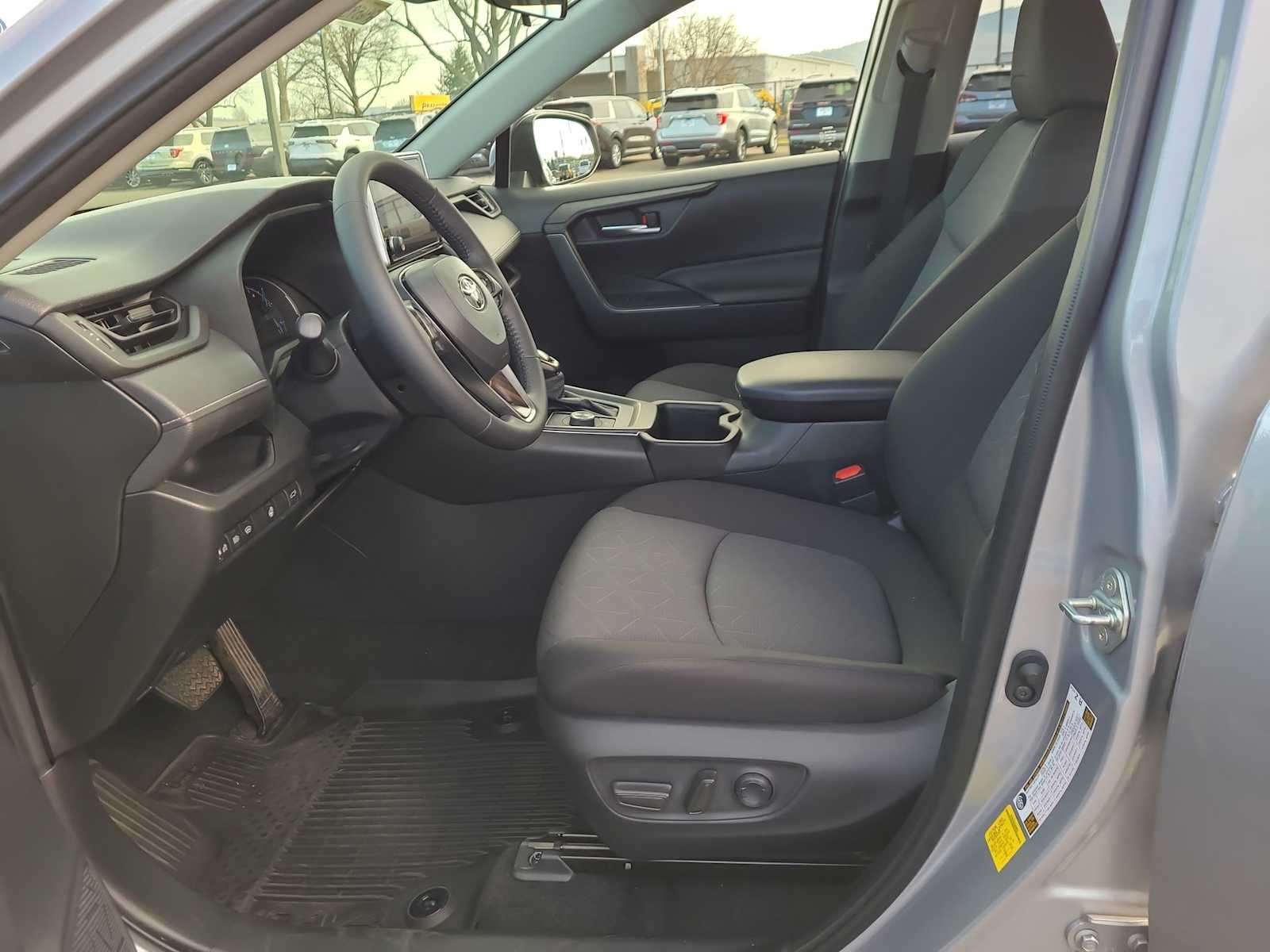 Thumbnail: 2025 Toyota RAV4 - 19