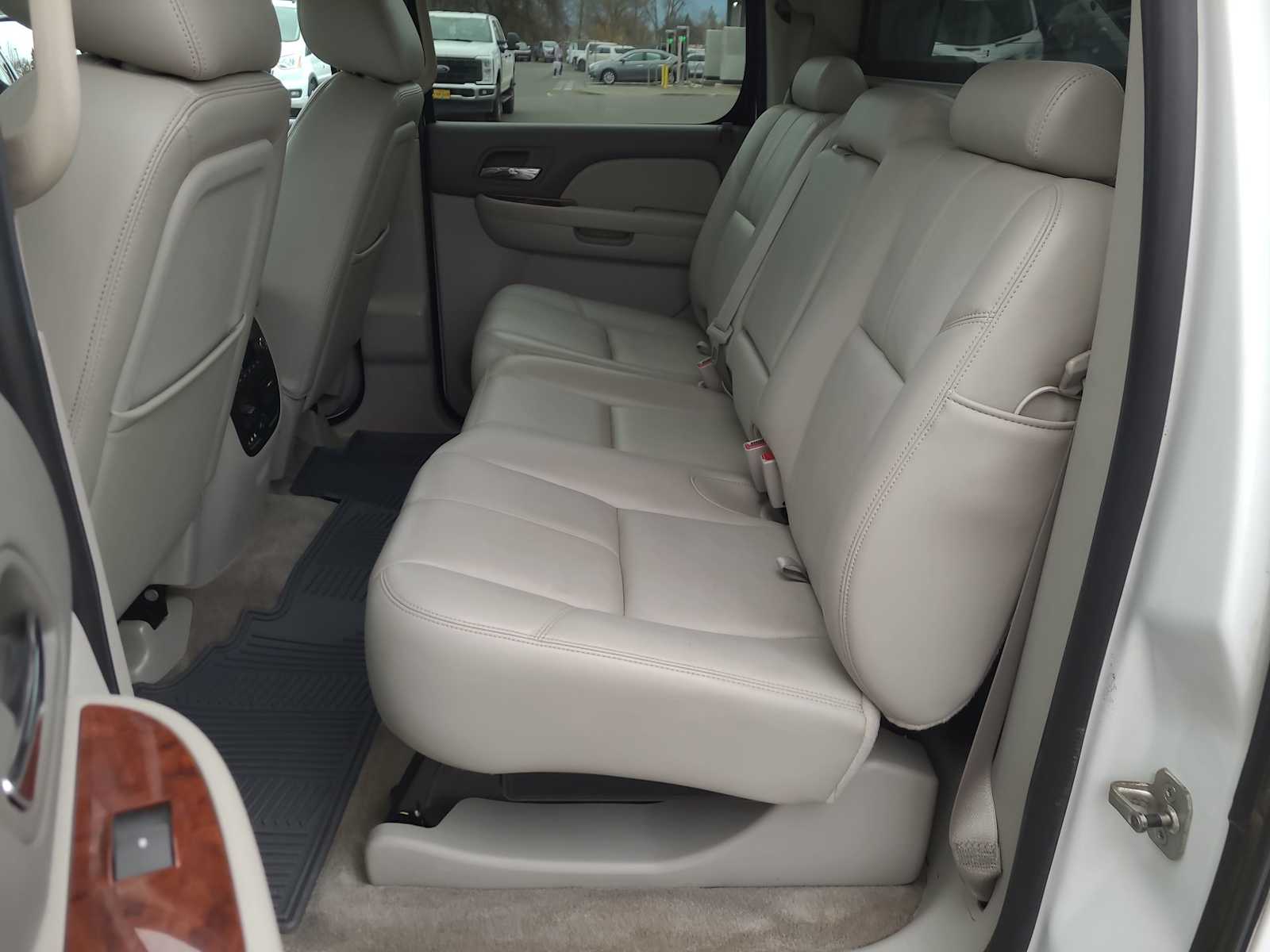 Thumbnail: 2010 Chevrolet Avalanche 1500 - 21