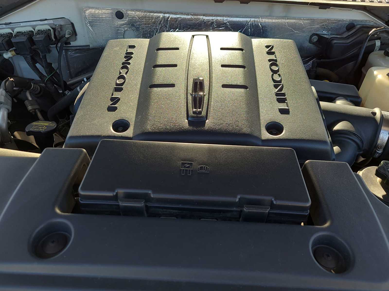 Thumbnail: 2011 Lincoln Navigator L - 17