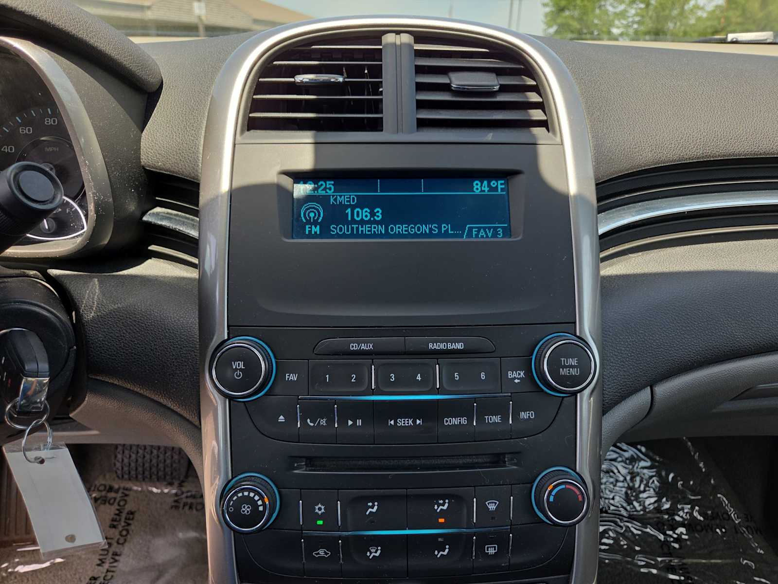 Thumbnail: 2015 Chevrolet Malibu - 24