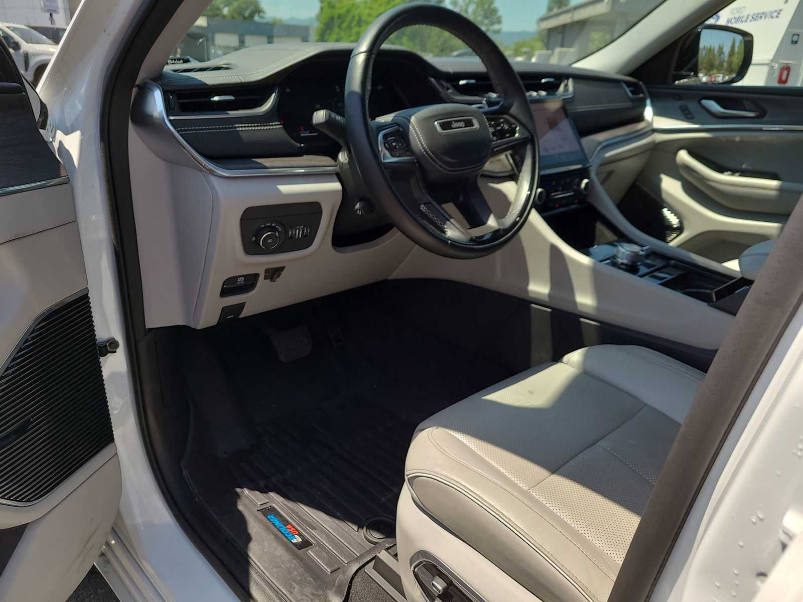 2022 Jeep Grand Cherokee Overland 10
