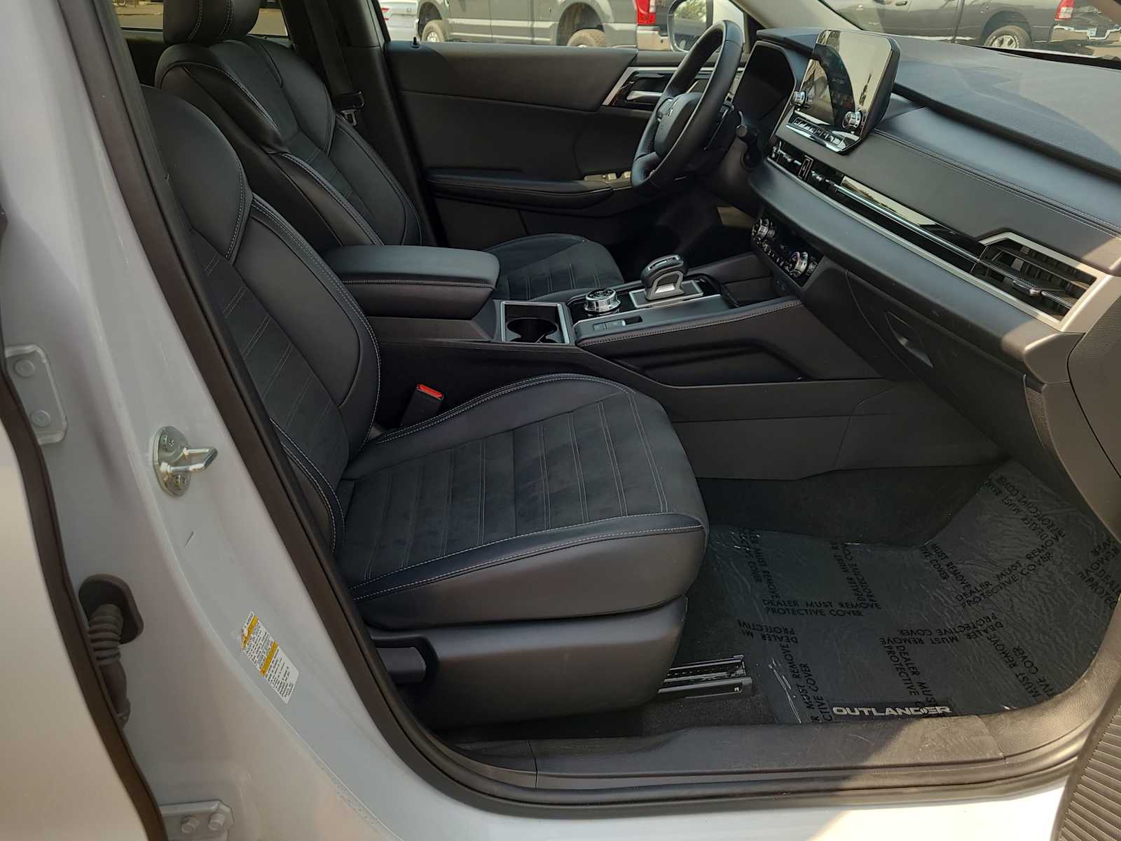 Thumbnail: 2024 Mitsubishi Outlander - 22