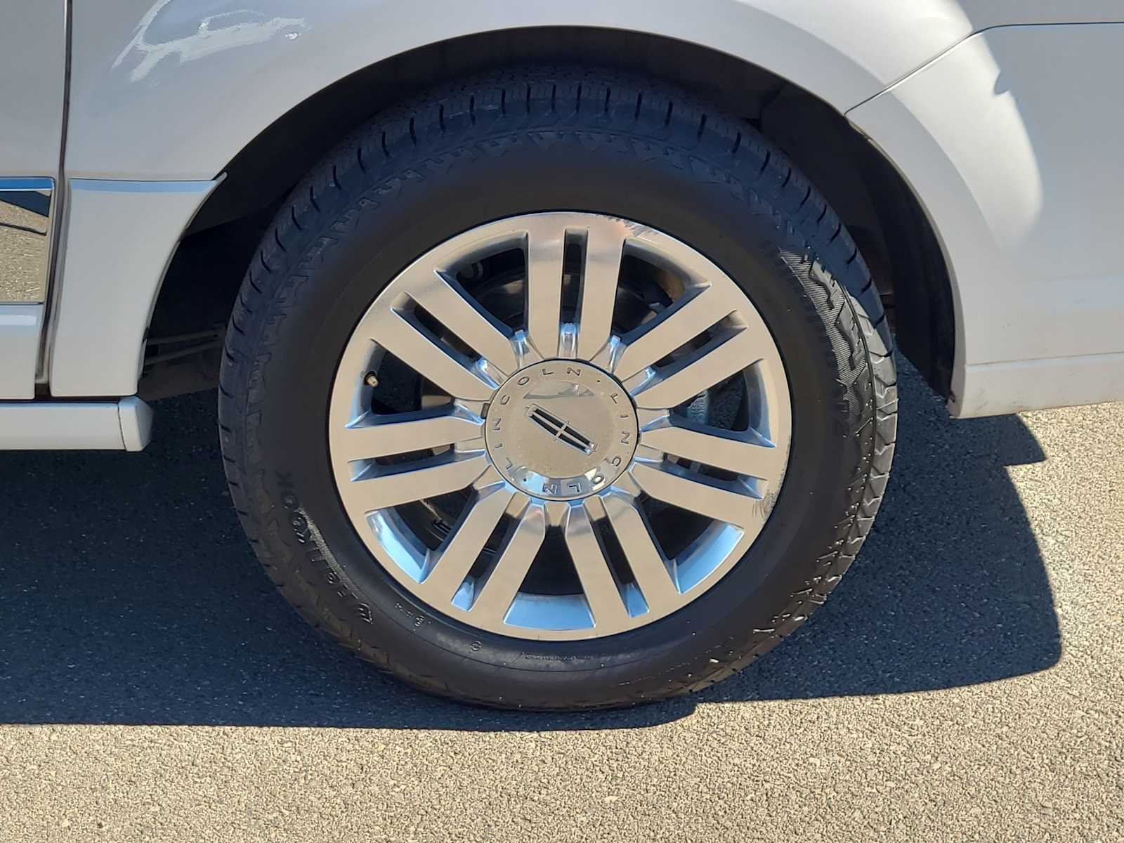 Thumbnail: 2011 Lincoln Navigator L - 16