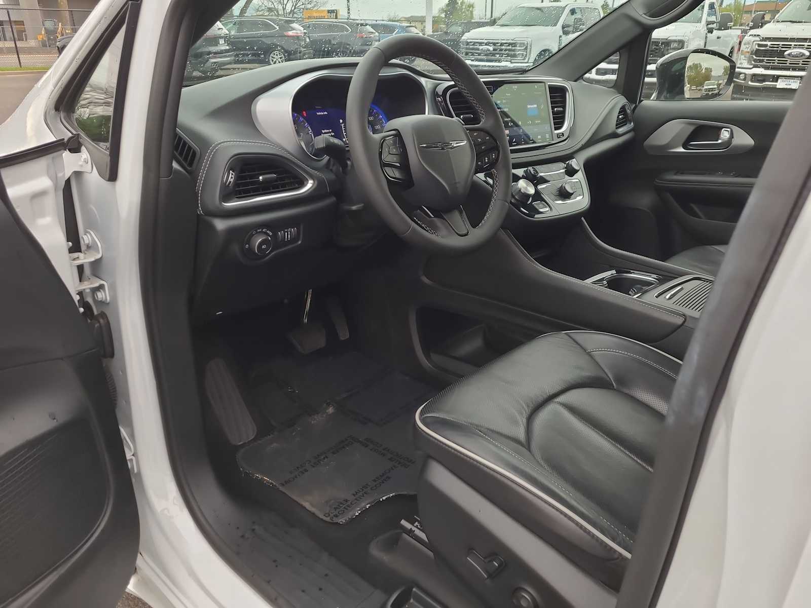 Thumbnail: 2025 Chrysler Pacifica - 10