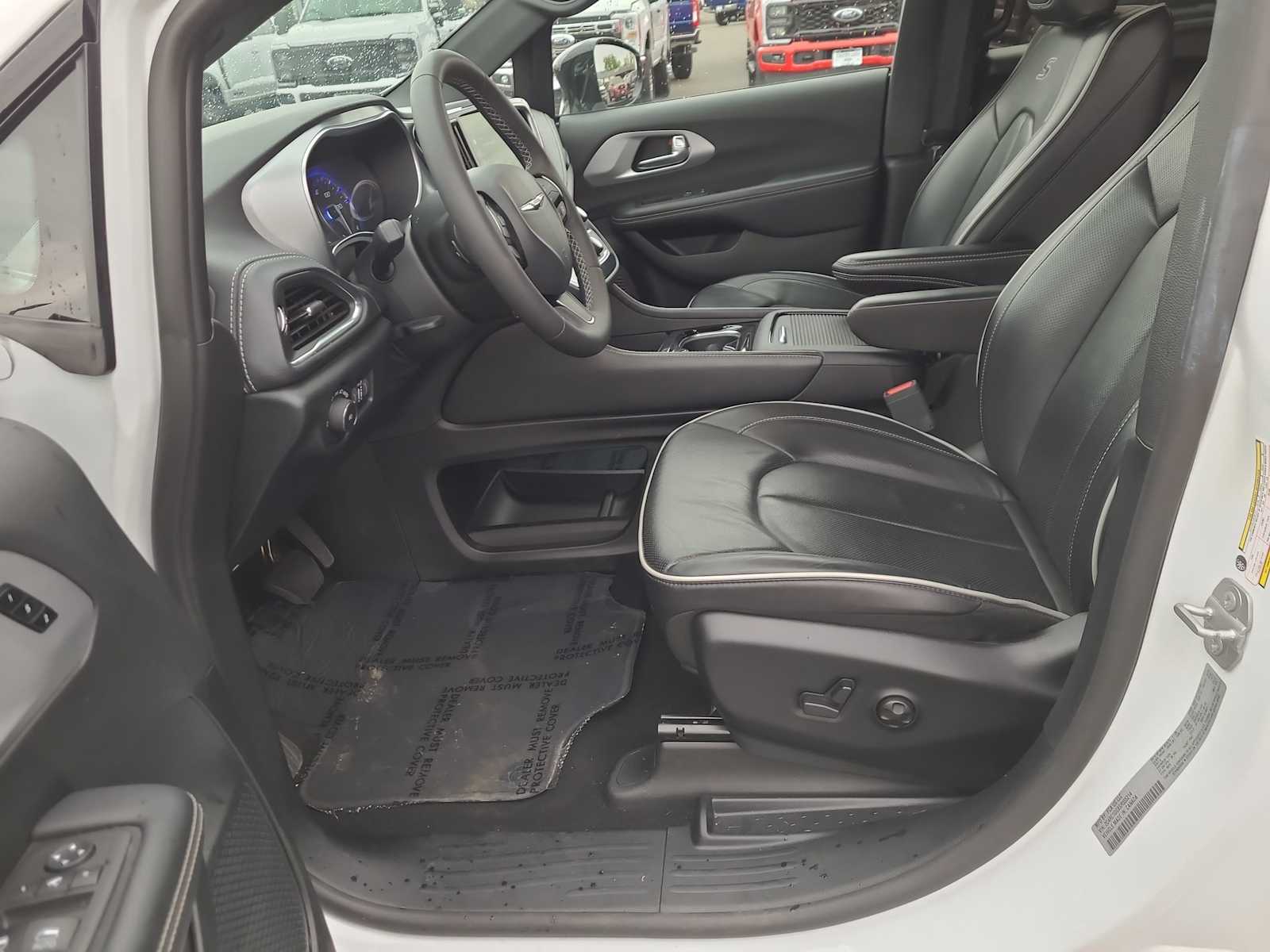 Thumbnail: 2025 Chrysler Pacifica - 19