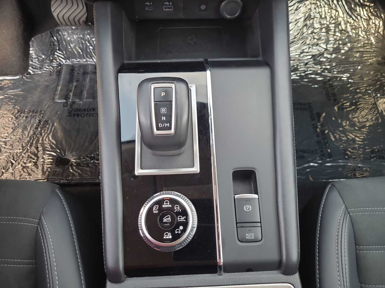 Thumbnail: 2024 Mitsubishi Outlander - 25