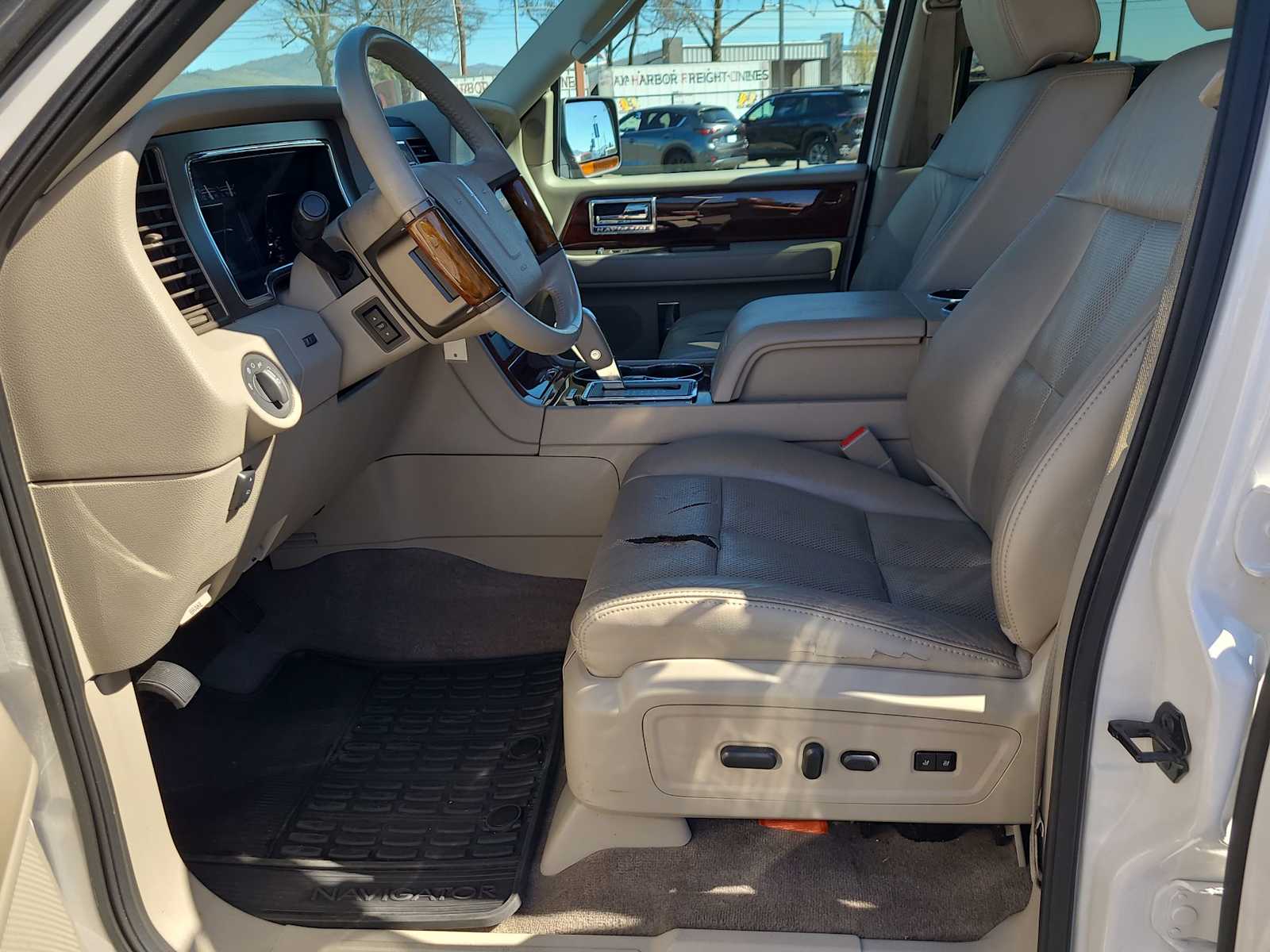 Thumbnail: 2011 Lincoln Navigator L - 19