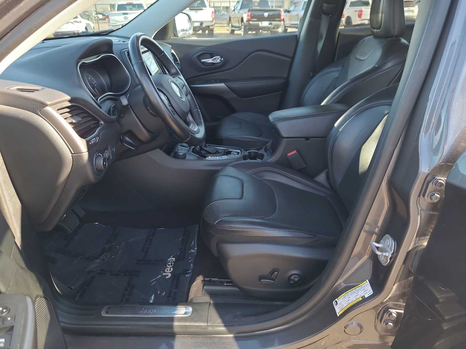 Thumbnail: 2019 Jeep Cherokee - 19