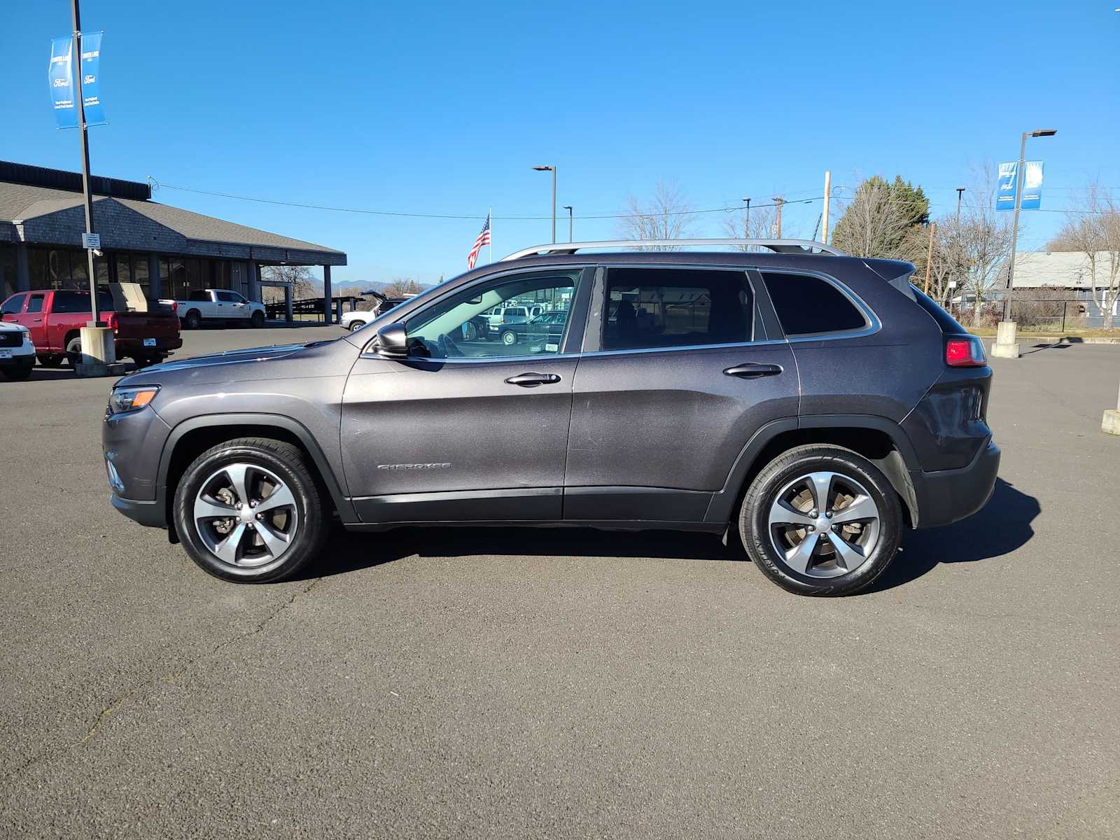 Thumbnail: 2019 Jeep Cherokee - 11