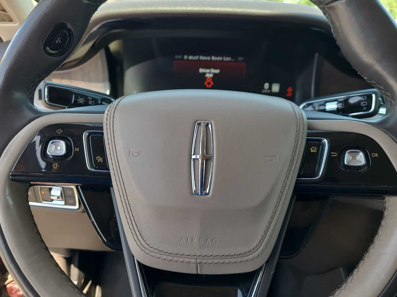 Thumbnail: 2020 Lincoln Aviator - 23