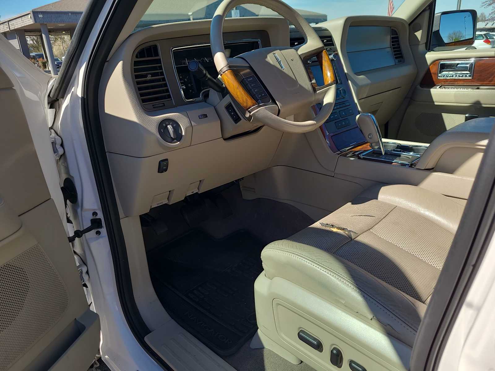 Thumbnail: 2011 Lincoln Navigator L - 10