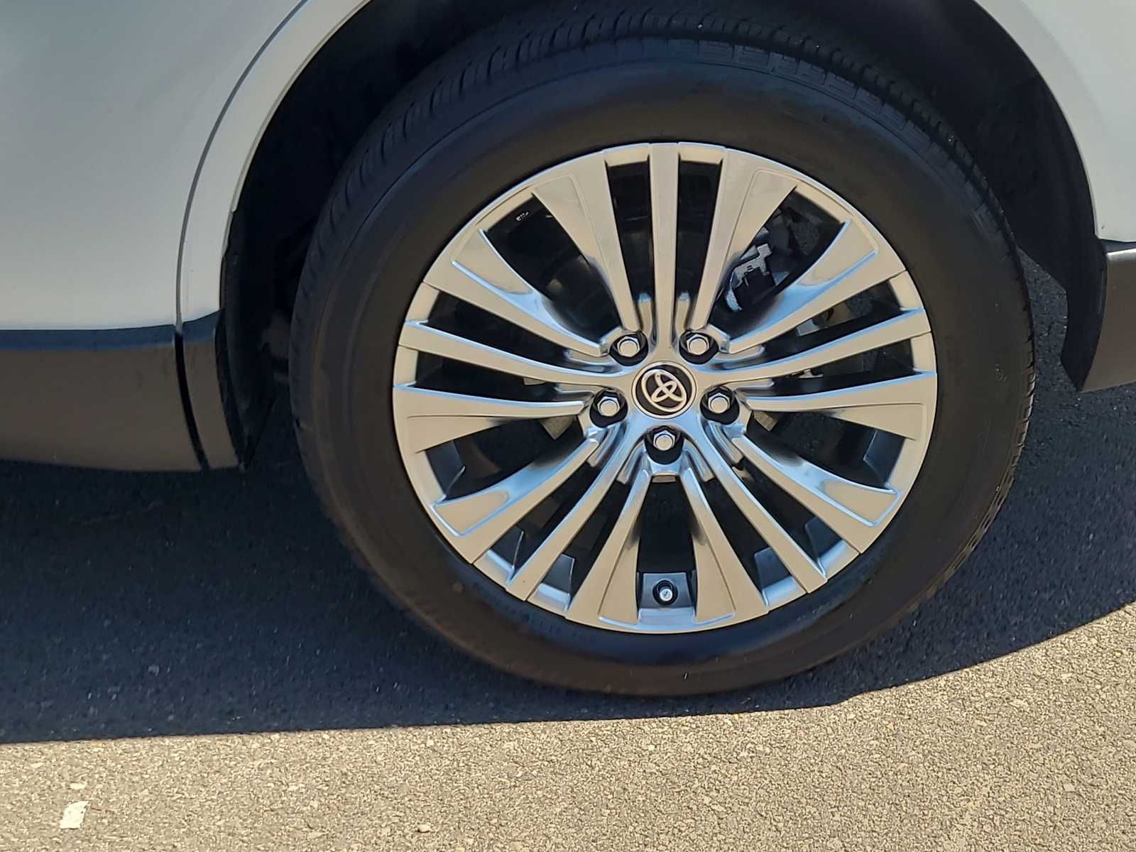 Thumbnail: 2023 Toyota Venza - 16