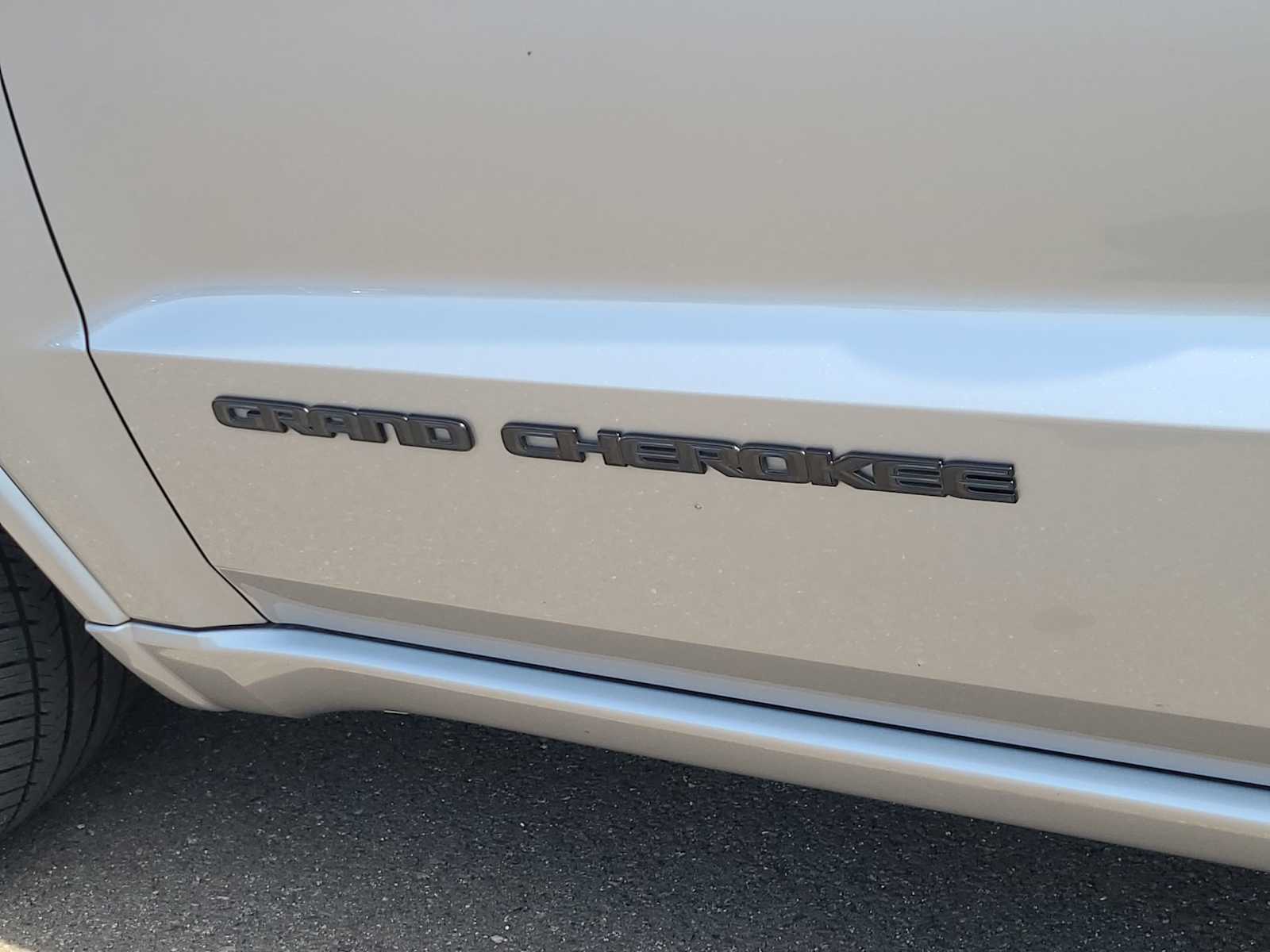 Thumbnail: 2021 Jeep Grand Cherokee - 15