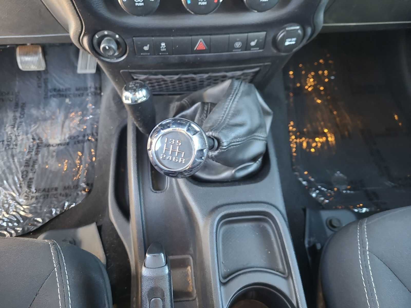 Thumbnail: 2015 Jeep Wrangler - 25