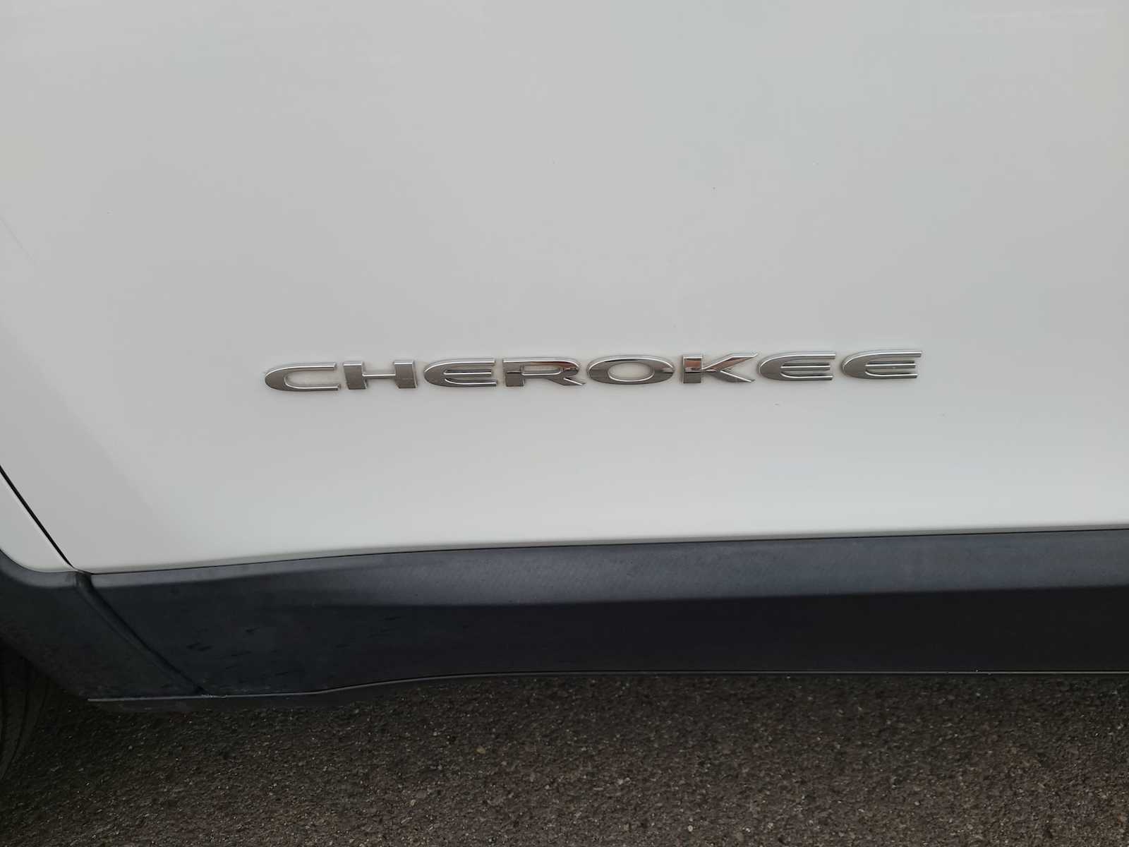 Thumbnail: 2019 Jeep Cherokee - 15