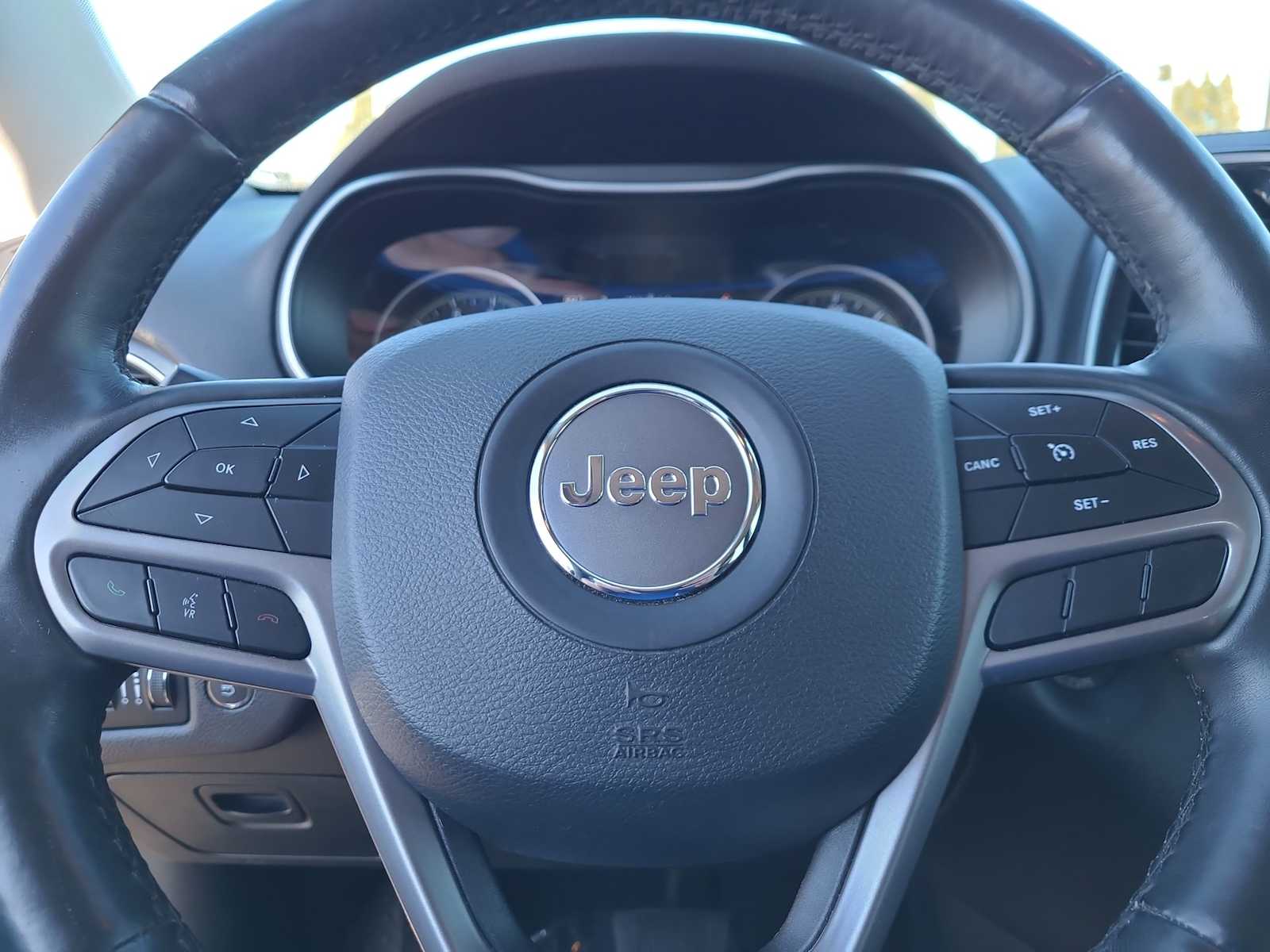 Thumbnail: 2019 Jeep Cherokee - 23