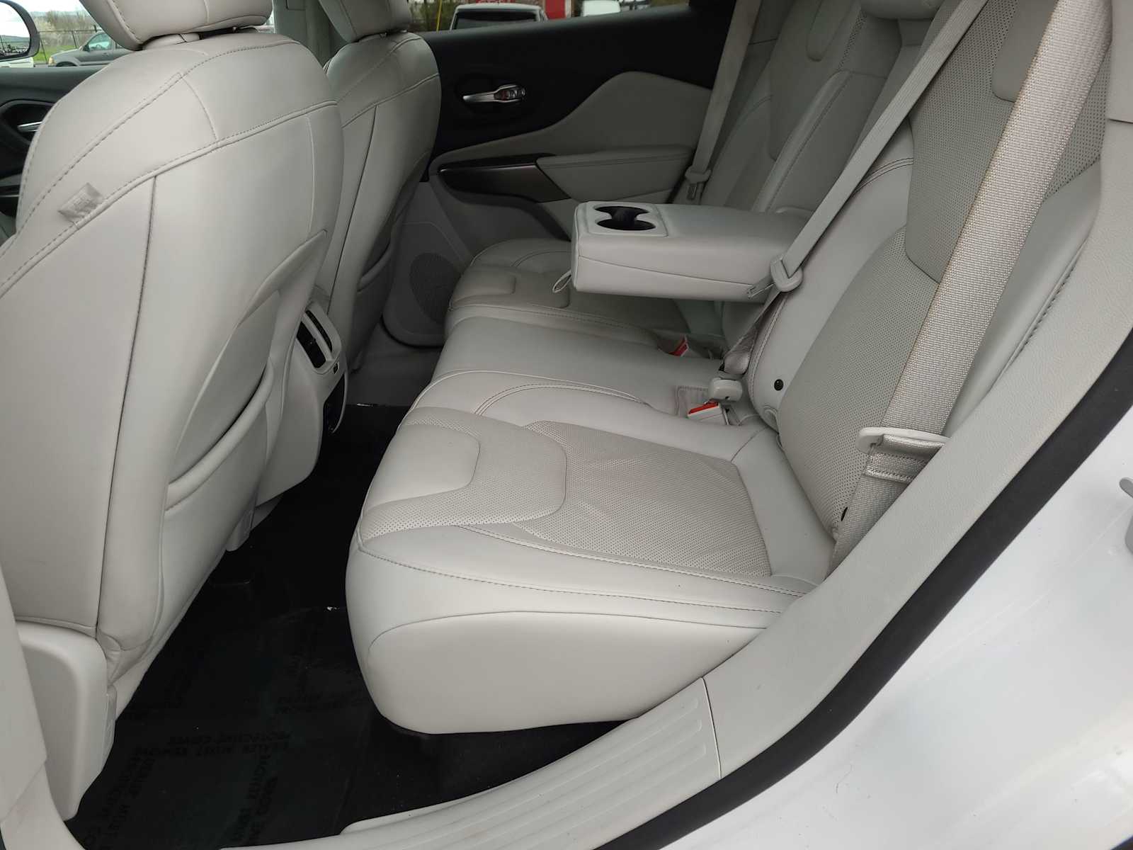 Thumbnail: 2019 Jeep Cherokee - 21