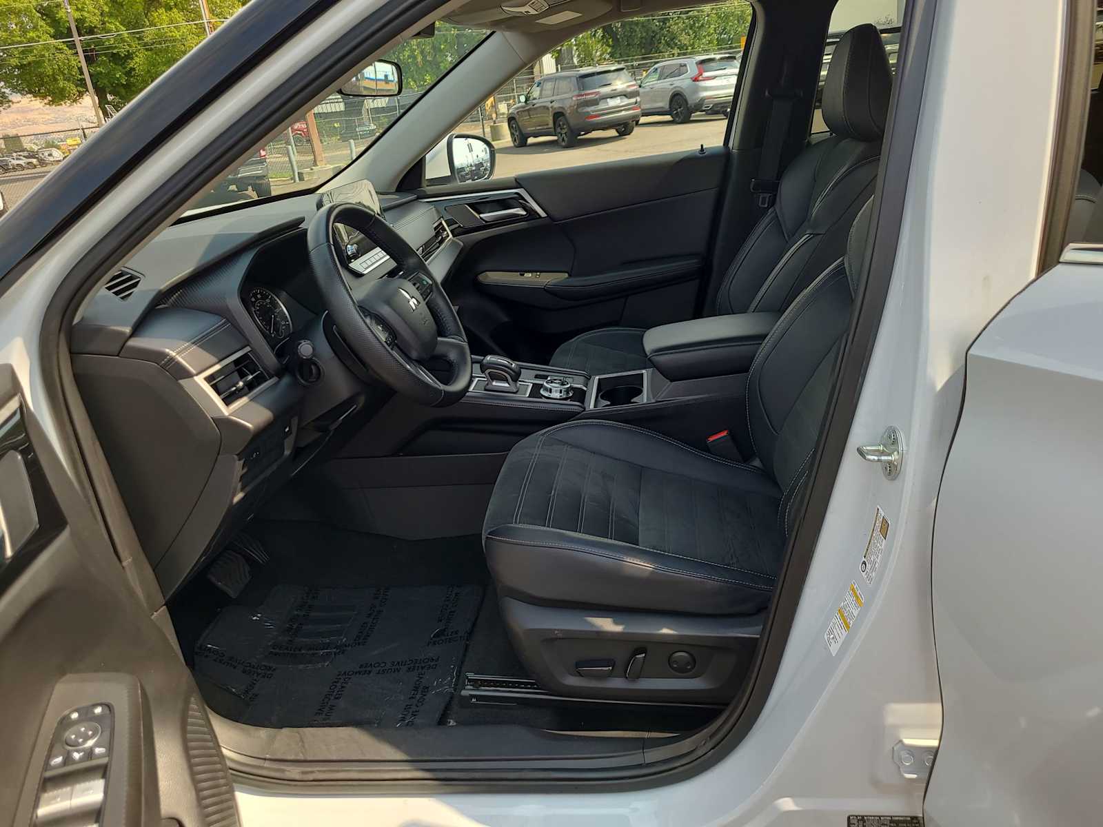 Thumbnail: 2024 Mitsubishi Outlander - 19