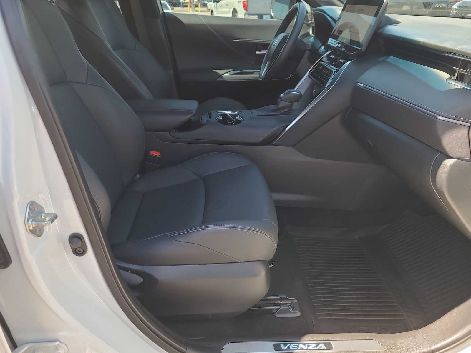 Thumbnail: 2023 Toyota Venza - 22