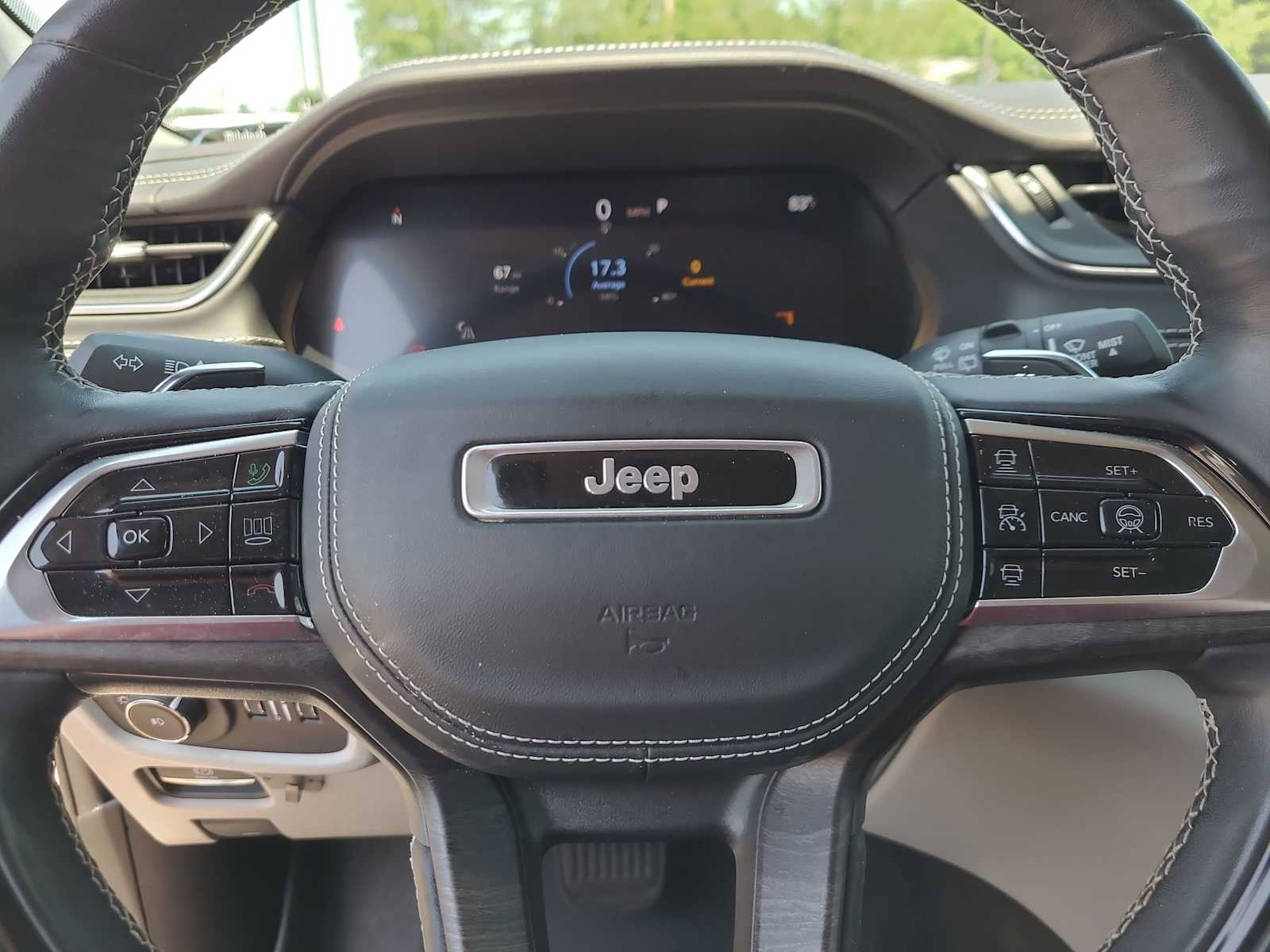 2022 Jeep Grand Cherokee Overland 23