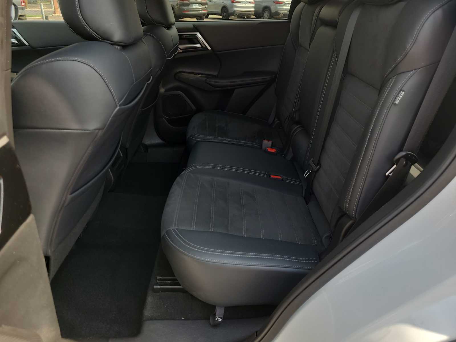 Thumbnail: 2024 Mitsubishi Outlander - 21