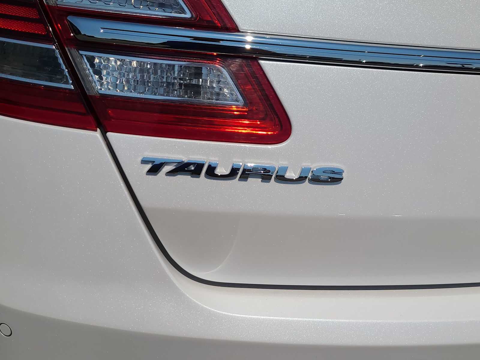 Thumbnail: 2018 Ford Taurus - 15