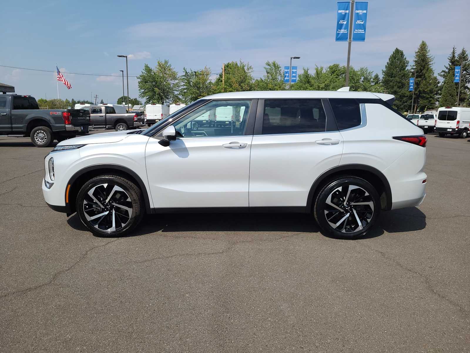 Thumbnail: 2024 Mitsubishi Outlander - 11