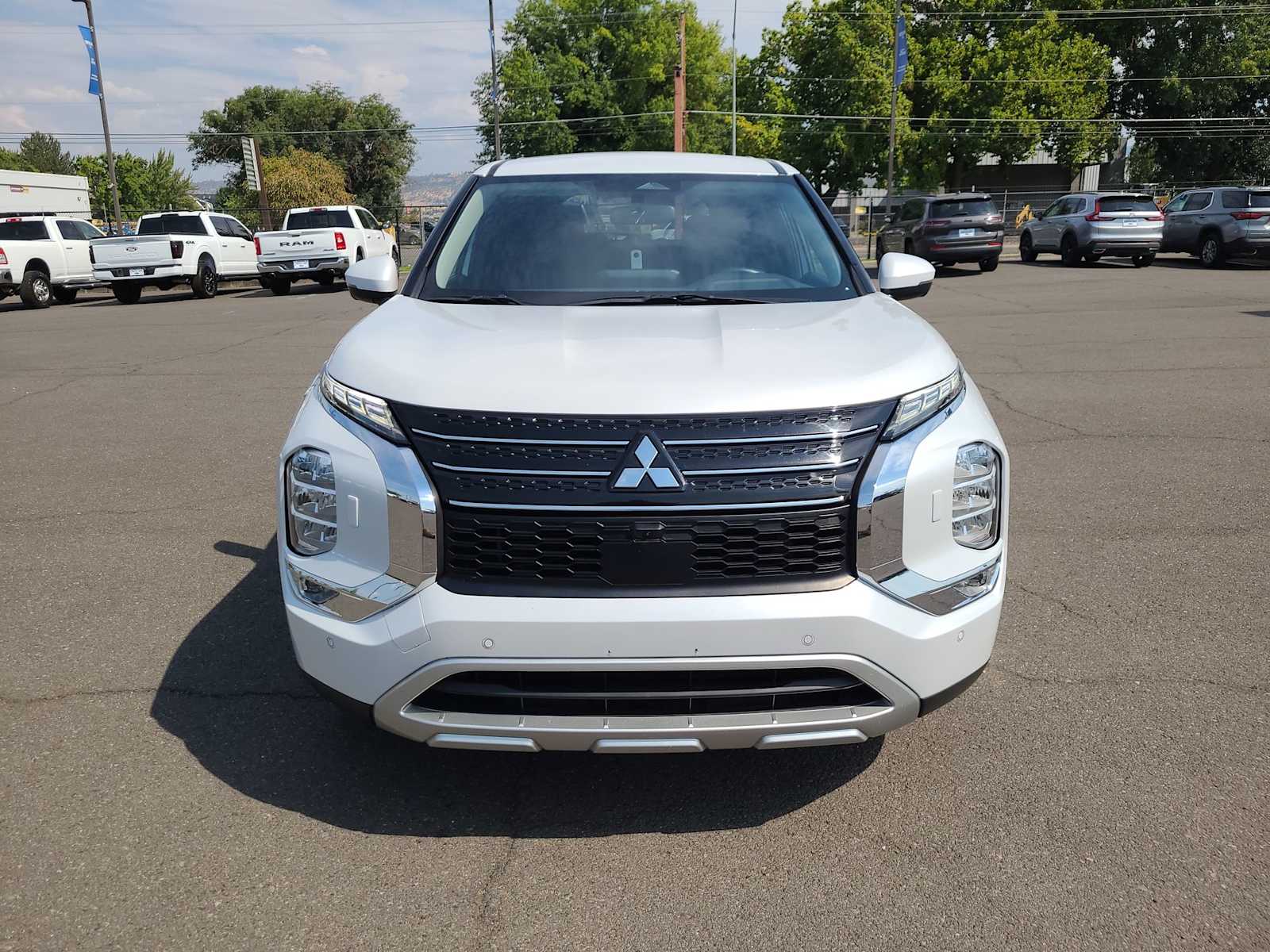 Thumbnail: 2024 Mitsubishi Outlander - 14