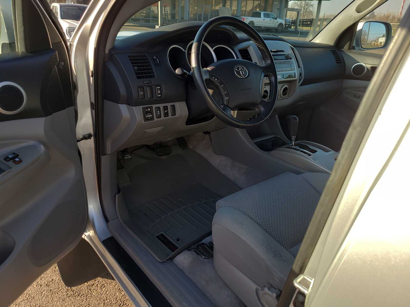 Thumbnail: 2011 Toyota Tacoma - 10