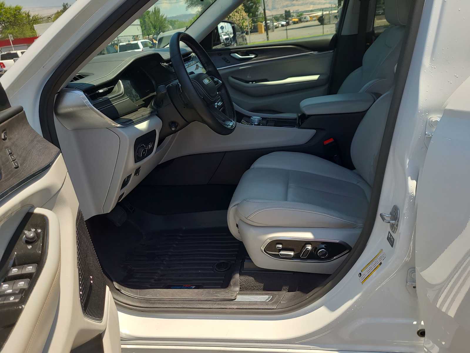 2022 Jeep Grand Cherokee Overland 19