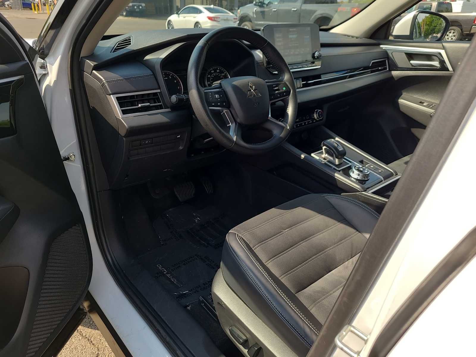 Thumbnail: 2024 Mitsubishi Outlander - 10