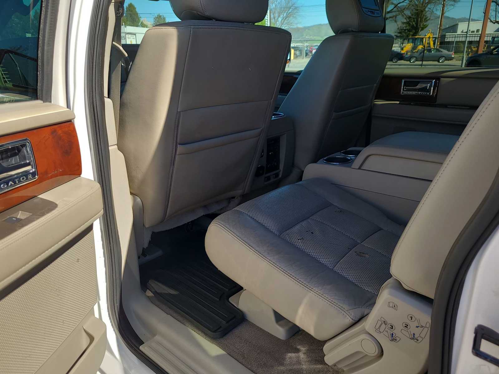 Thumbnail: 2011 Lincoln Navigator L - 20