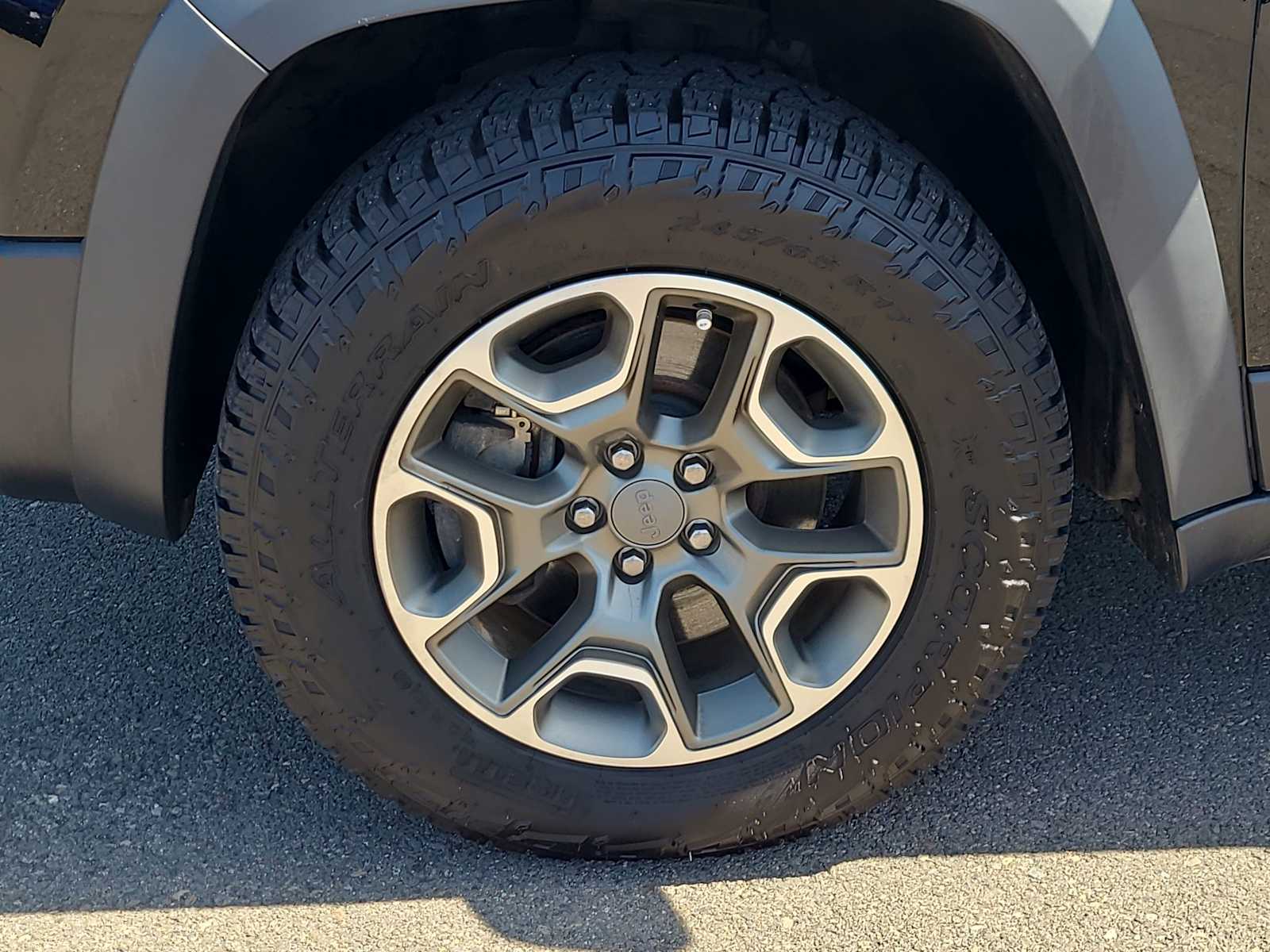 Thumbnail: 2020 Jeep Cherokee - 16