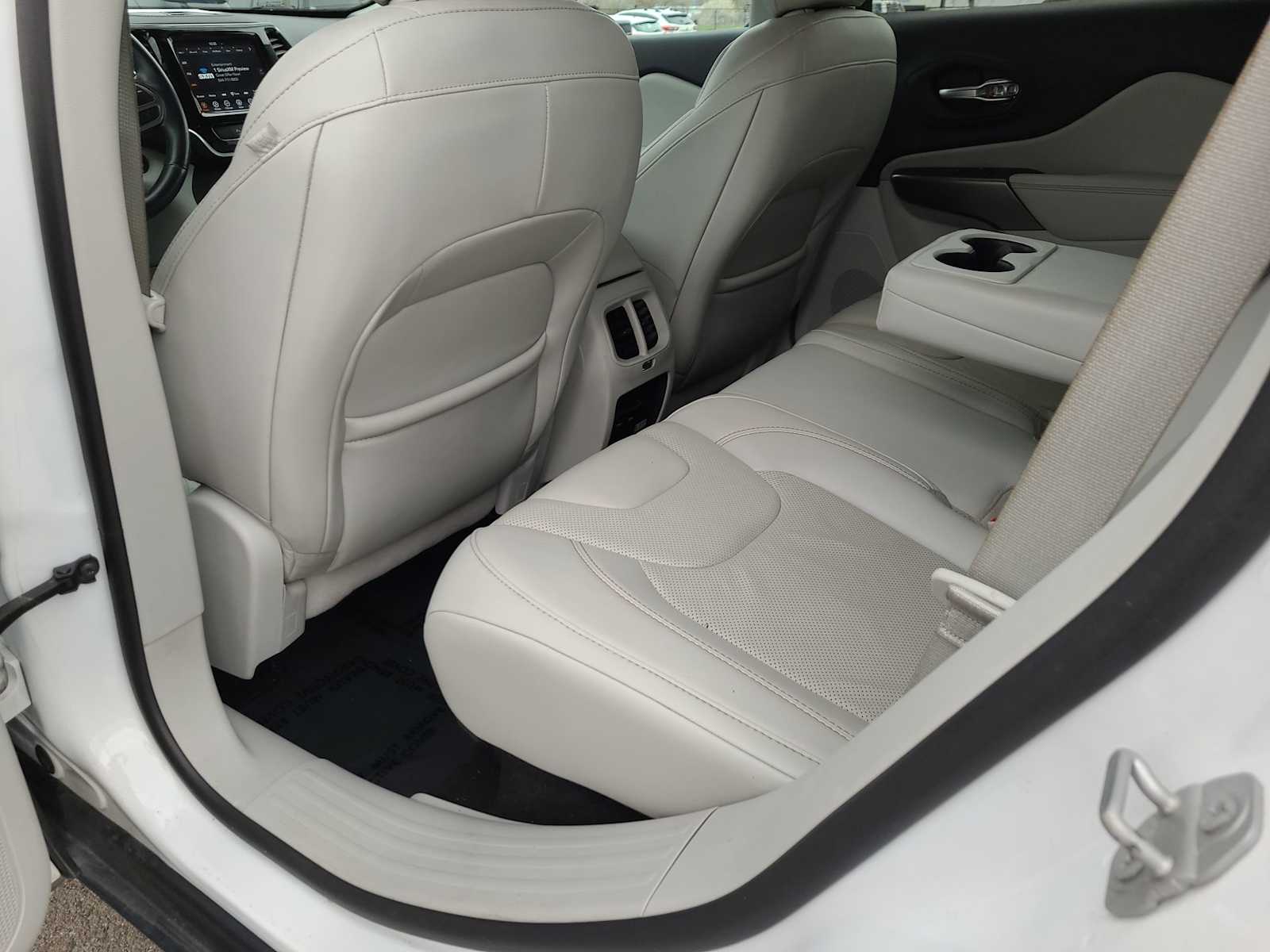 Thumbnail: 2019 Jeep Cherokee - 20